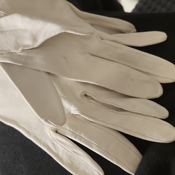 Vintage doeskin small gloves, some small spots - Picture 2 of 3